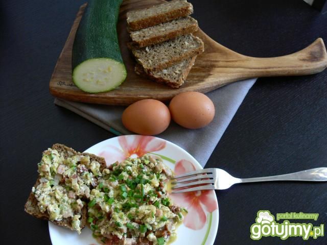 Jajecznica z cukinią i suszonymi pomidor