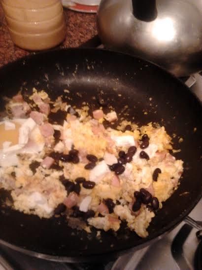 Jajecznica z czarną fasolą i awokado