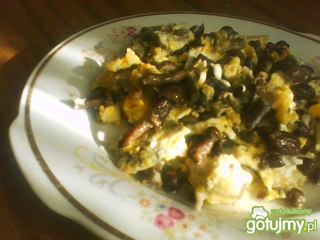 Jajecznica z czarnuszką i opieńkami