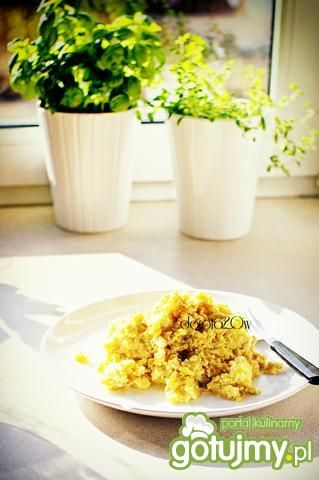 Jajecznica z czosnkiem  Jajecznica z czosnkiem