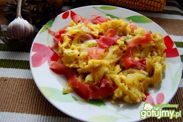 Jajecznica z czosnkiem,cebulą, carpaccio Jajecznica z czosnkiem,cebulą, carpaccio