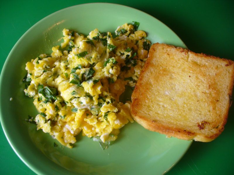 Jajecznica z czosnkiem niedźwiedzim