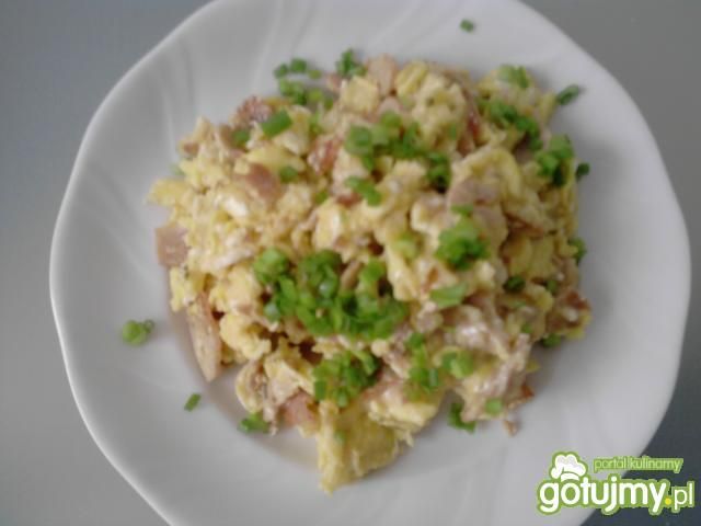 Jajecznica z dodatkami.