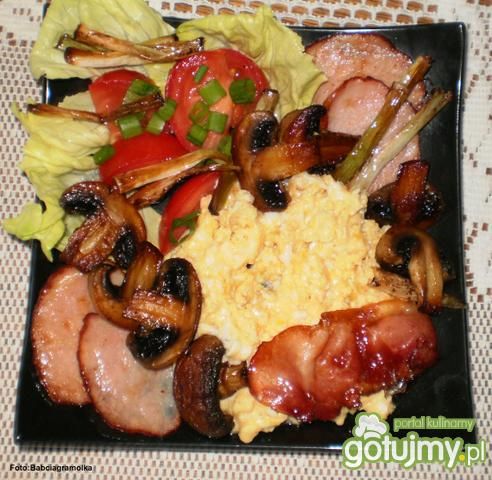 Jajecznica z dodatkami  Jajecznica z dodatkami