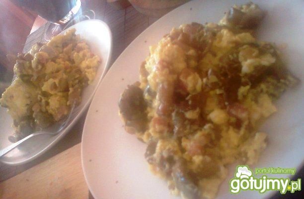 Jajecznica z dodatkiem zielonek Jajecznica z dodatkiem zielonek