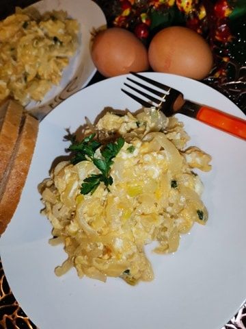 Jajecznica z duszona cebulką.