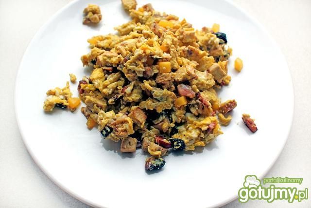 Jajecznica z dynią, tofu i kiełbasą Jajecznica z dynią, tofu i kiełbasą