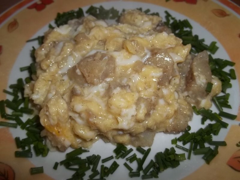 Jajecznica z filetem z mintaja  Jajecznica z filetem z mintaja