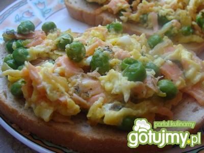 Jajecznica z groszkiem i wędzonym łososi