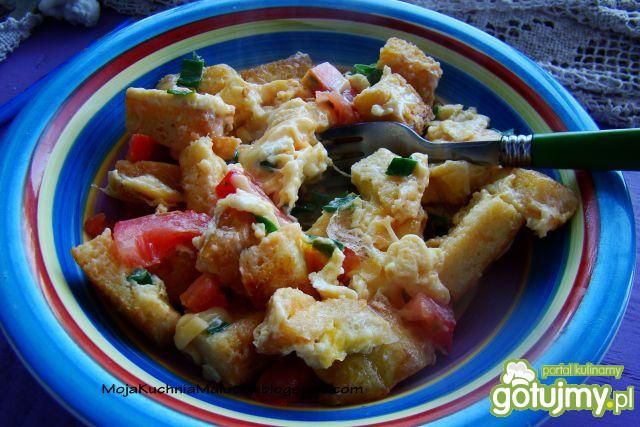 Jajecznica z grzankami i pomidorem 