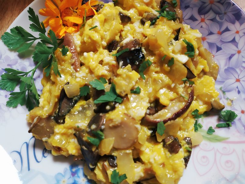 Jajecznica z grzybami