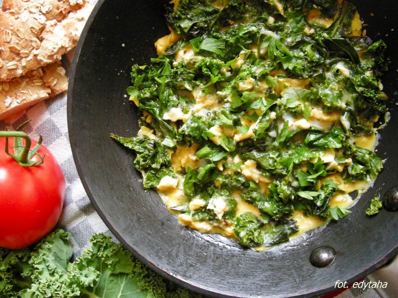 Jajecznica z jarmużem i serem gruyere