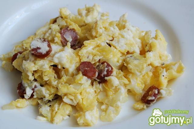 Jajecznica z kabanosem Jajecznica z kabanosem