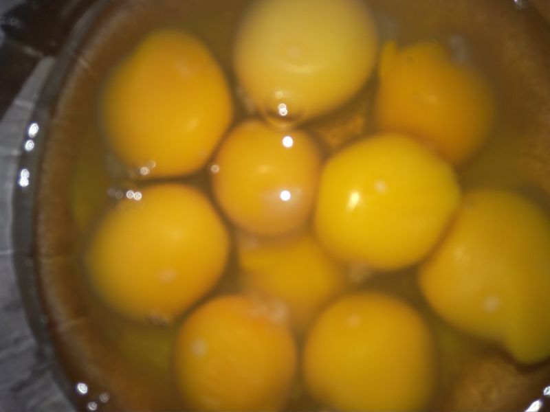 Jajecznica z kalafiorem i młodymi szparagami.