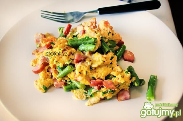 Jajecznica z kiełbasa i fasolka szparago Jajecznica z kiełbasa i fasolka szparago