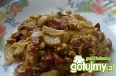 Jajecznica z kiełbasą i pieczarkami 