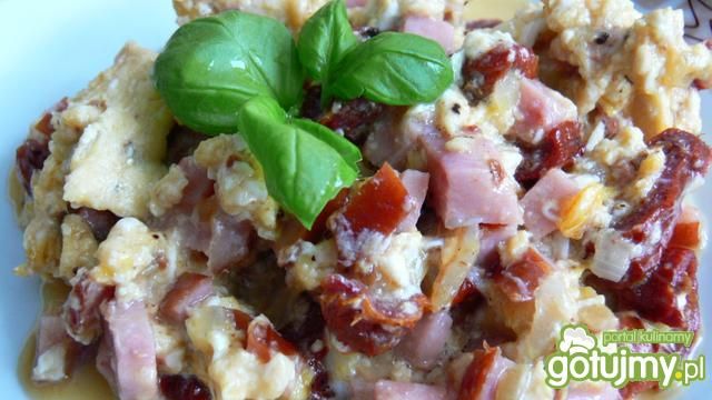 Jajecznica z kiełbasą i suszonymi pomido Jajecznica z kiełbasą i suszonymi pomido