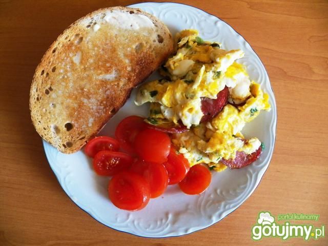 Jajecznica z kiełbasą myśliwską 