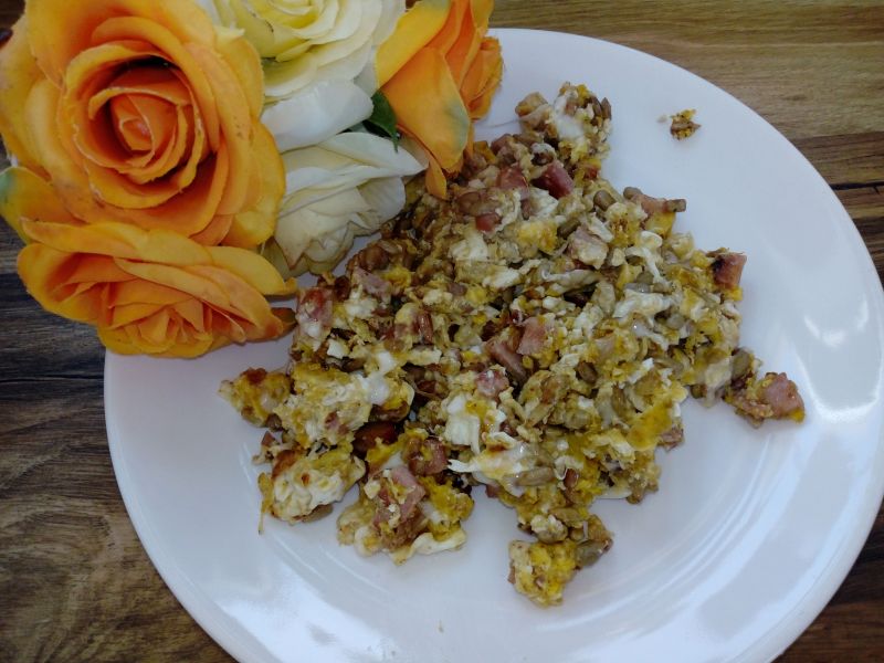 Jajecznica z kiełbasą, serem i słonecznikiem