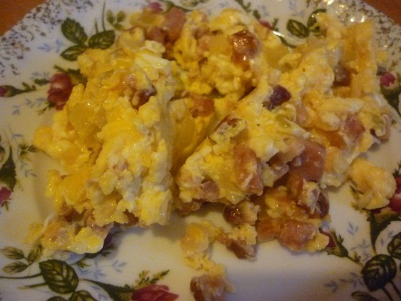 Jajecznica z kiełbaską i cebulką Jajecznica z kiełbaską i cebulką