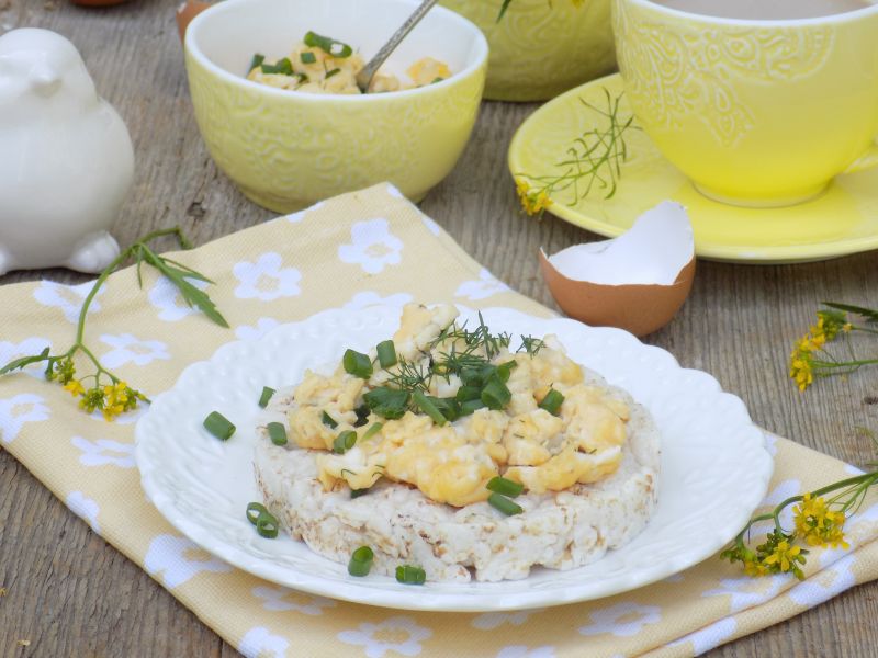 Jajecznica z koperkiem i szczypiorkiem na waflach