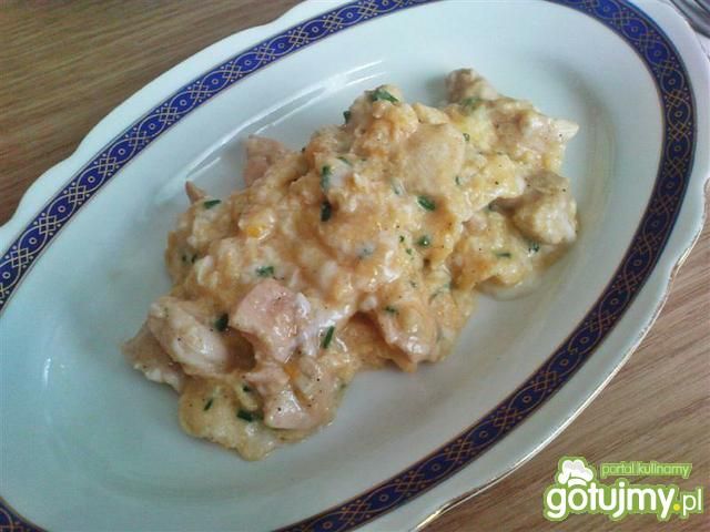 Jajecznica z kurczakiem i szczypiorkiem