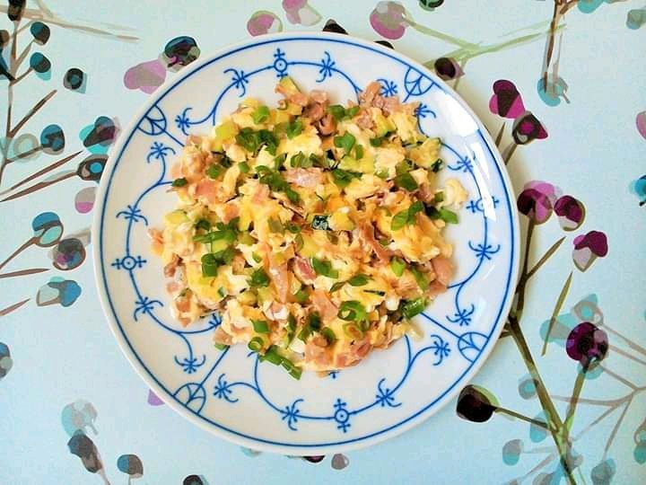 Jajecznica z kurkami i boczkiem 