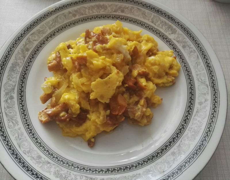 Jajecznica z kurkami i cebulką