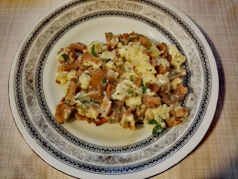 Jajecznica z kurkami i natką pietruszki 