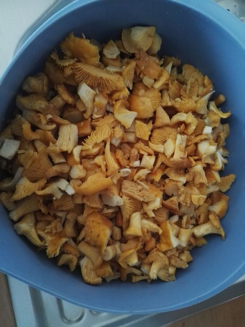 Jajecznica z kurkami i natką pietruszki 