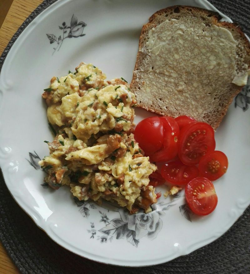 Jajecznica z kurkami i śmietanką