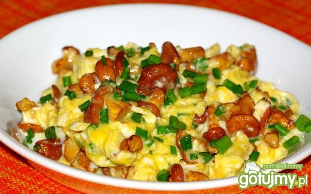 Jajecznica z kurkami i szczypiorkiem
