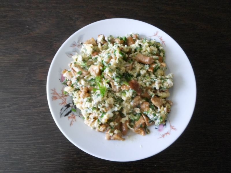 Jajecznica z kurkami i szczypiorkiem