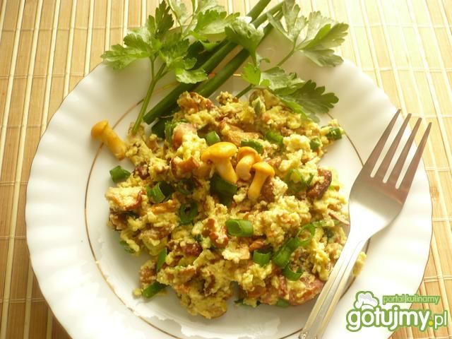 Jajecznica z kurkami na boczku