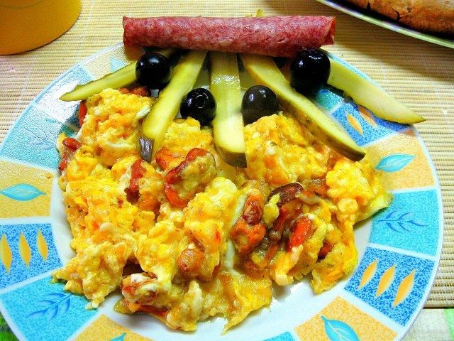 Jajecznica z kurkami,rydzami i musem ceb Jajecznica z kurkami,rydzami i musem ceb