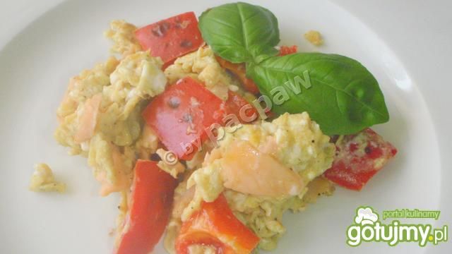 Jajecznica z łososiem wędzonym na zimno 