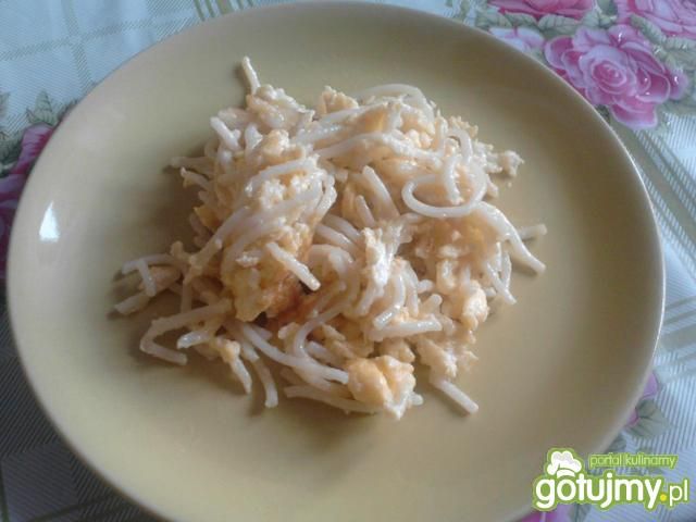 Jajecznica z makaronem Jajecznica z makaronem
