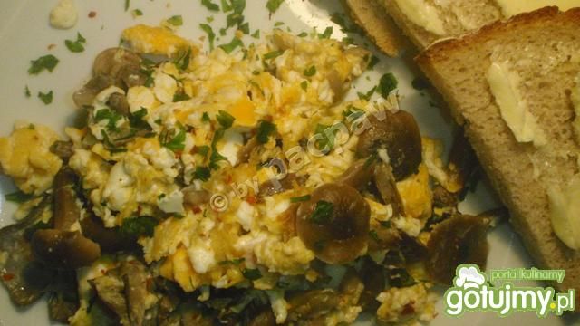 Jajecznica z marynowanymi opieńkami Jajecznica z marynowanymi opieńkami