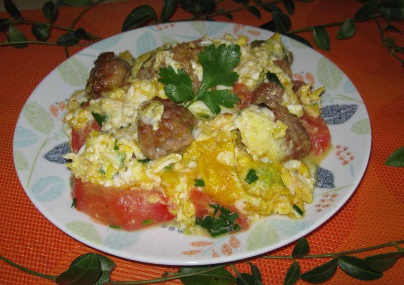 Jajecznica z mięsnymi kulkami Jajecznica z mięsnymi kulkami