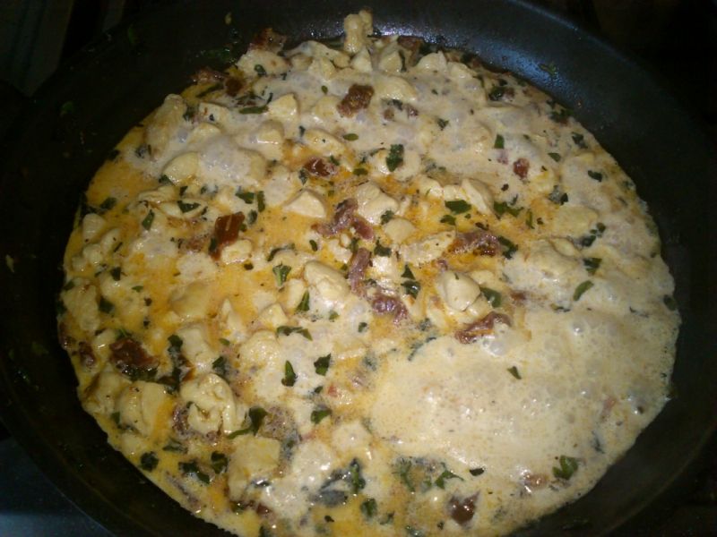 Jajecznica z mozzarellą i suszonymi pomidorami