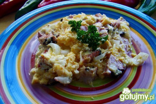 Jajecznica z mozzarellą i szynką 