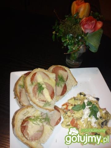 Jajecznica z oliwkami i fetą