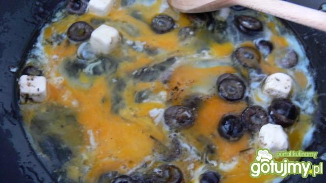 Jajecznica z oliwkami i serem solankowym