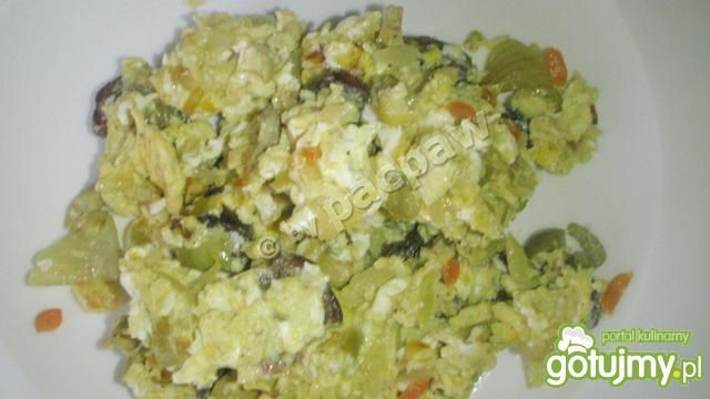 Jajecznica z oliwkami i suchą kiełbasą