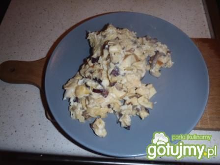 Jajecznica z oscypkiem i czerwoną cebulą Jajecznica z oscypkiem i czerwoną cebulą