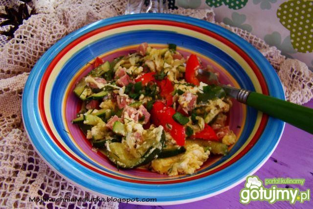 Jajecznica z papryka i cukinią 