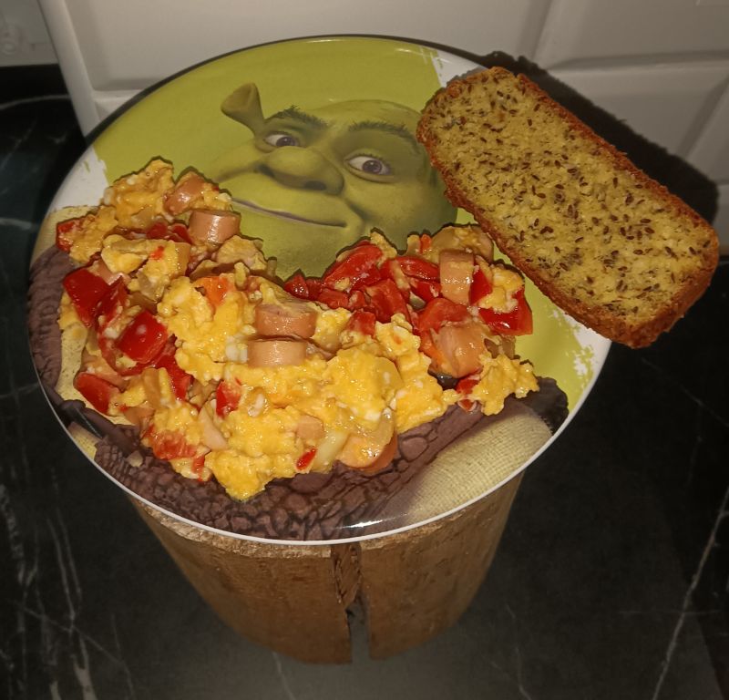 Jajecznica z papryką i parówkami