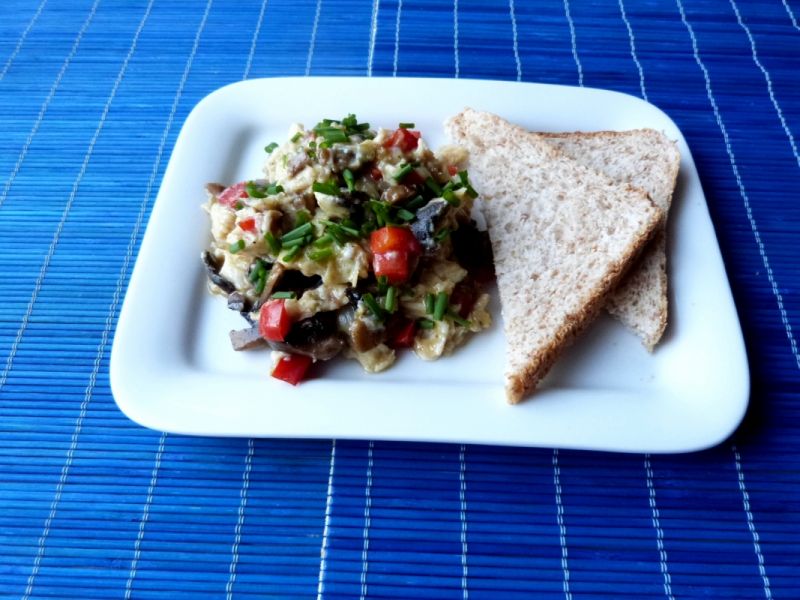 Jajecznica z papryką i pieczarkami