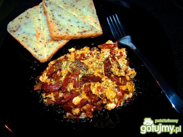 Jajecznica z papryką i salami