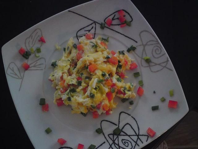 Jajecznica z papryką i szczypiorkiem.